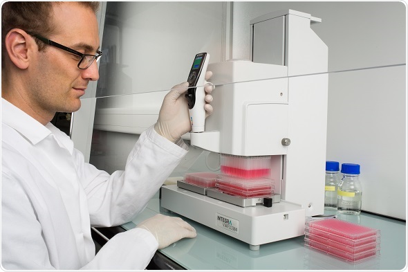 Scientist using the VIAFLO 384