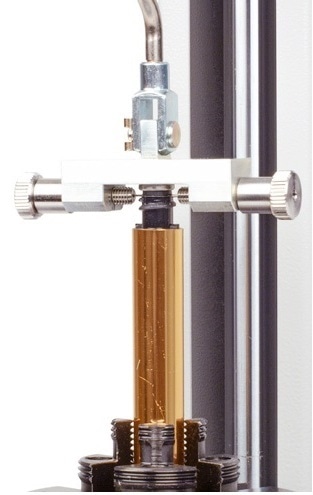 Testing the extraction force of the threaded plug of mascara