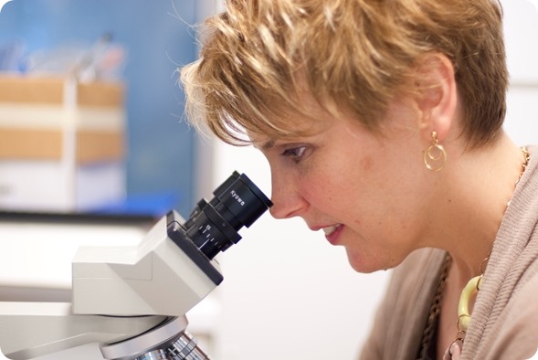 DrAmandaInLabProfileWithMicroscope (3)