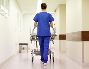 How to choose the right labels for single particle tracking in super-resolution imaging