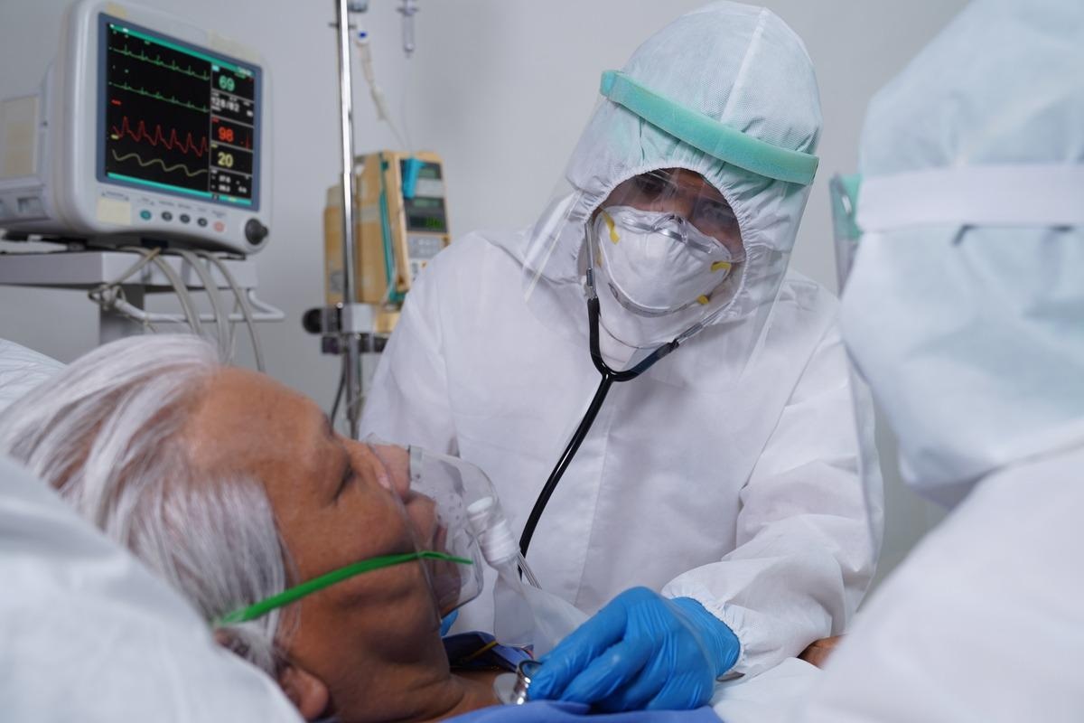 Study: Simple decision rules to predict local surges in COVID-19 hospitalizations during the winter and spring of 2022. Image Credit: Pordee_Aomboon/Shutterstock