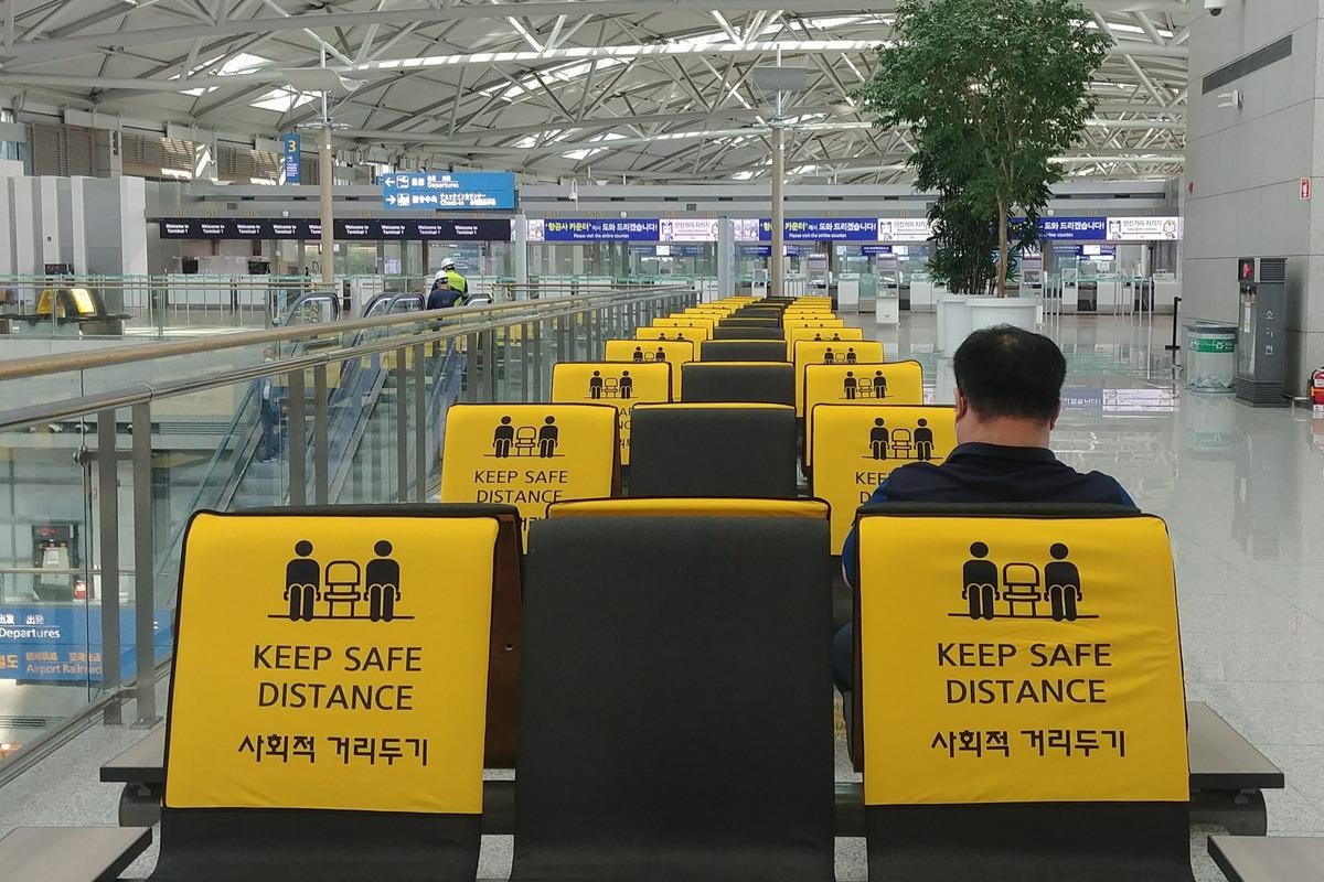 Study: Modelling The Effects of Social Distancing, Antiviral Therapy, And Booster Shots On Mitigating Omicron Spread. Image Credit: Hyung min Choi/Shutterstock