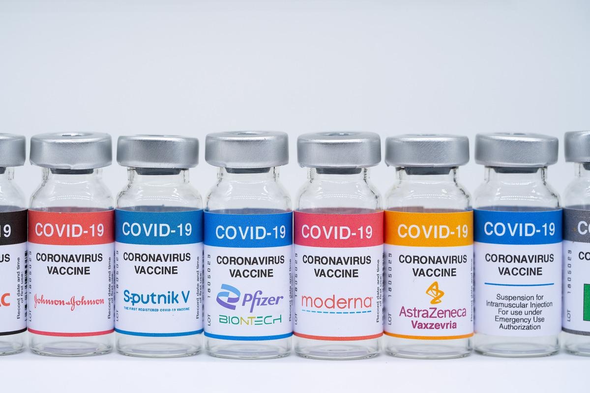 Study: Effectiveness of CoronaVac, ChAdOx1 nCoV-19, BNT162b2, and Ad26.COV2.S among individuals with previous SARS-CoV-2 infection in Brazil: a test-negative, case-control study. Image Credit: Marco Lazzarini / Shutterstock.com