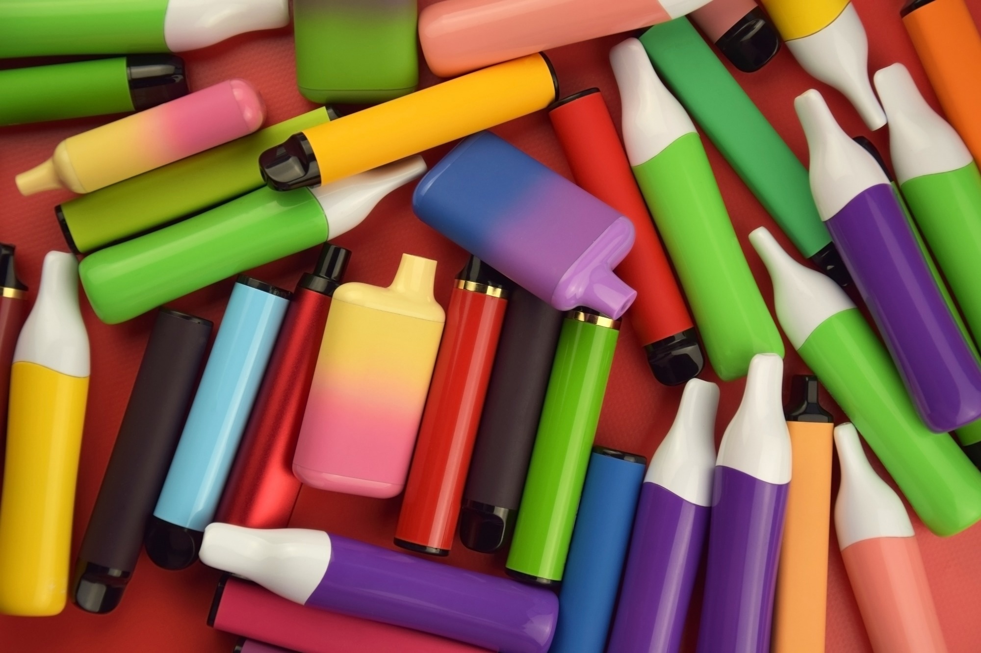 Study: Longitudinal relationship between social media and e-cigarette use among adolescents: the roles of internalizing problems and academic performance. Image Credit: iama_sing/Shutterstock.com