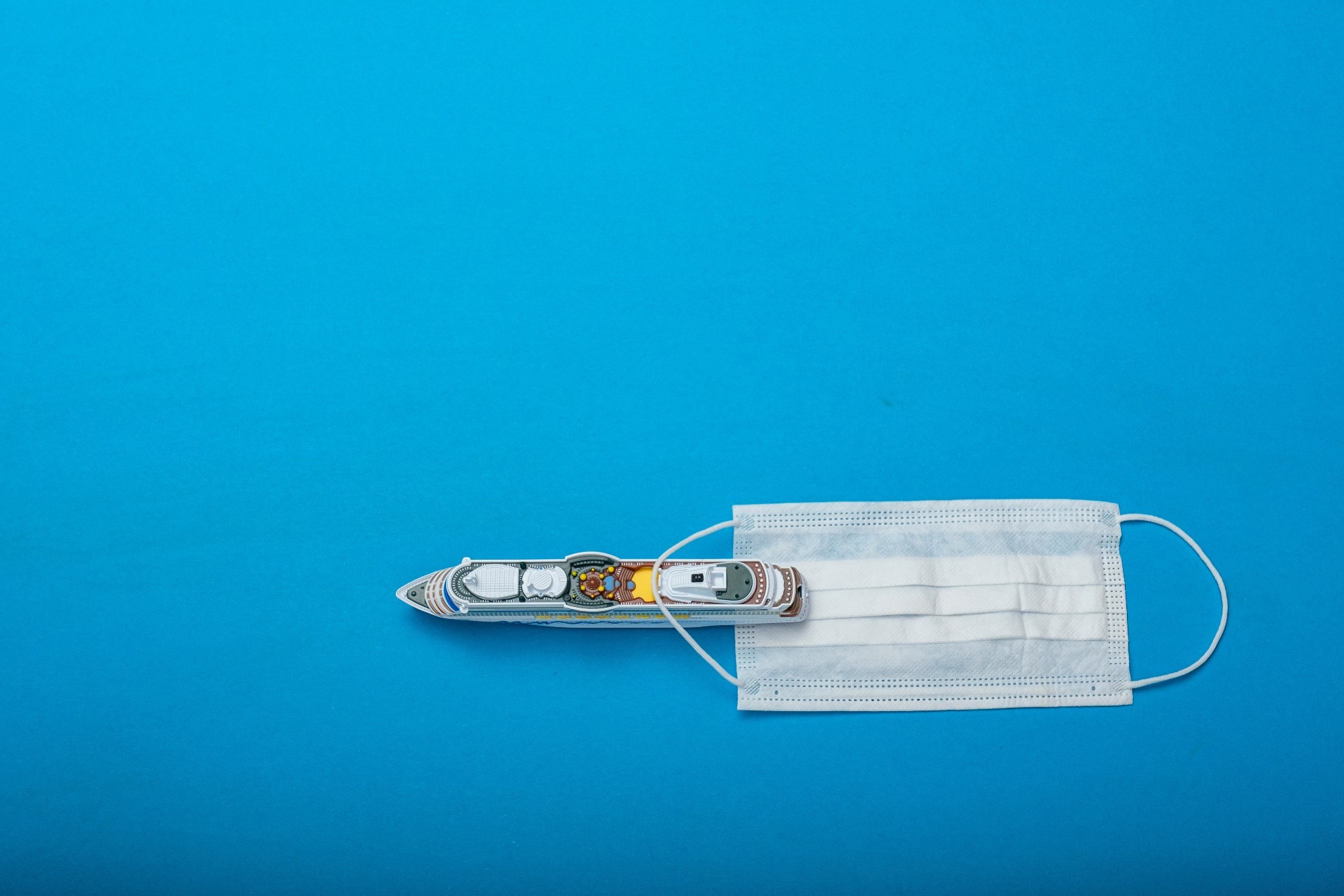 Image of a cruise ship dragging a mask