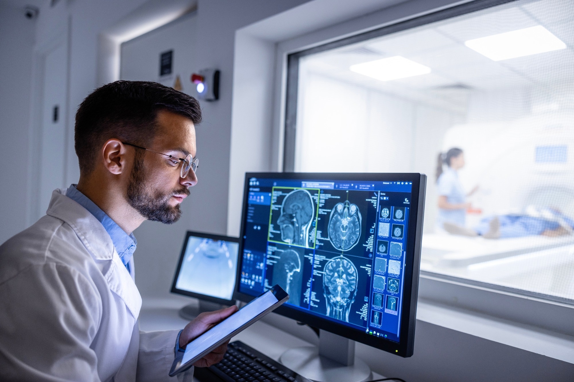 Study: Brain abnormalities in survivors of COVID-19 after 2-year recovery: a functional MRI study. Image Credit: Aleksandar Malivuk/Shutterstock.com