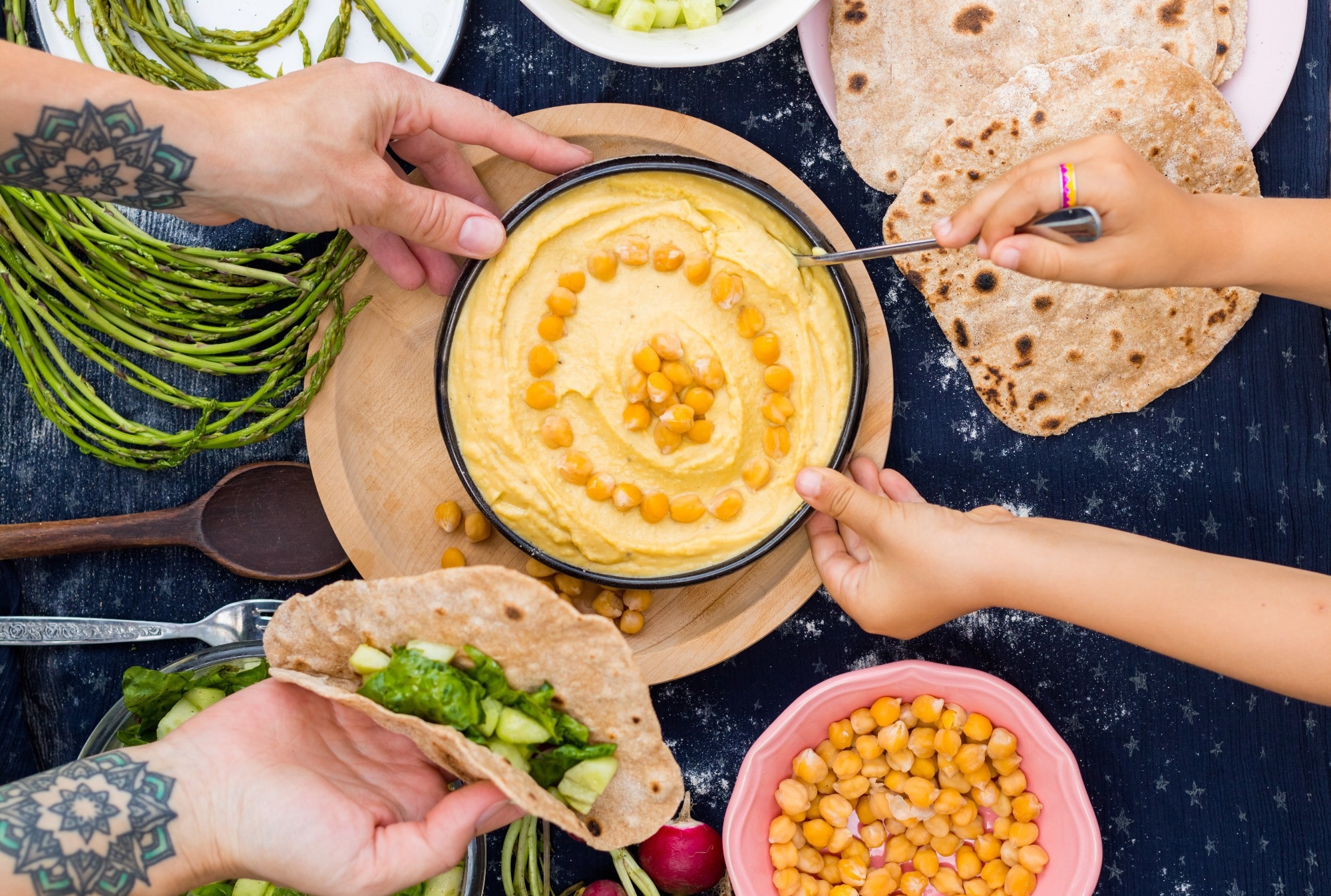 Study: Mediterranean diet and obesity polygenic risk interaction on adiposity in European children: The IDEFICS/I.Family Study. Image Credit: Viktor Kochetkov / Shutterstock.com