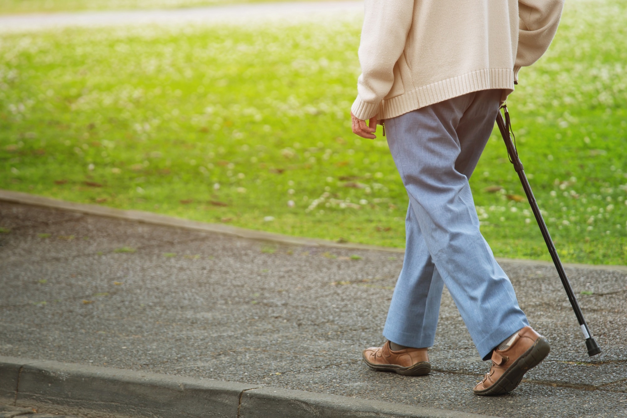 Study: Walking cadence as a measure of activity intensity and impact on functional capacity for prefrail and frail older adults. Image Credit: fongbeerredhot / Shutterstock